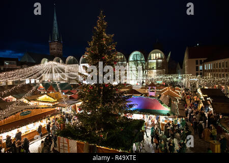 26 novembre 2018, le Schleswig-Holstein, Lübeck : Beaucoup de gens visitent l'hôtel de ville marché de la ville hanséatique de Lübeck le début du marché de Noël. Les premiers marchés de Noël ouvrir le jour après le dimanche de la mort. D'autres suivront dans les prochains jours et certains seront ouverts entre les jours. Photo : Rainer Jensen/dpa Banque D'Images