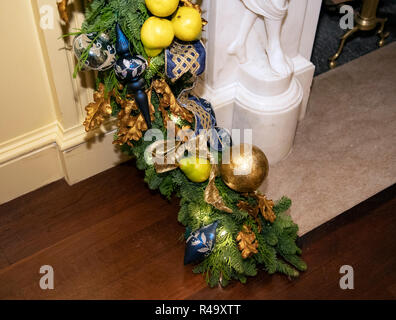 La Maison Blanche 2018 décorations de Noël, avec le thème "Trésors américain' qui ont été personnellement choisi par la première dame Melania Trump, sont prévues pour la presse à Washington, DC le lundi 26 novembre 2018. Ce détail de la salle Vermeil montrant la guirlande de noël qui entoure la cheminée. Credit : Ron Sachs / CNP | conditions dans le monde entier Banque D'Images