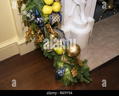 26 novembre 2018 - Washington, District of Columbia, États-Unis - La Maison Blanche 2018 décorations de Noël, avec le thème ''trésors'' qui ont été personnellement choisi par la première dame Melania Trump, sont prévues pour la presse à Washington, DC le lundi 26 novembre 2018. .Ce détail de la salle Vermeil montrant la guirlande de noël qui entoure la cheminée. .Credit : Ron Sachs / CNP (Image Crédit : © Ron Sachs/CNP via Zuma sur le fil) Banque D'Images