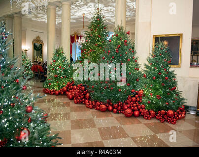 La Maison Blanche 2018 décorations de Noël, avec le thème "Trésors américain' qui ont été personnellement choisi par la première dame Melania Trump, sont prévues pour la presse à Washington, DC le lundi 26 novembre 2018. Ces décorations sont le long de la croix-hall dans le Grand Foyer. Credit : Ron Sachs/CNP | conditions dans le monde entier Banque D'Images