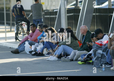 San Ysidro, CA, USA. 25Th Nov, 2018. Le San Ysidro port d'entrée a été bloquée par les douanes et de la protection des frontières et les agents du Département de la sécurité intérieure le dimanche midi comme une marche de protestation par la caravane des migrants a été mis en route sur le côté de la frontière de Tijuana. Pas de véhicules ou piétons ont été autorisés à entrer ou sortir du Mexique pour une période de temps. Les piétons attendre du côté américain de la frontière américano-mexicaine près de l'Ouest Installation piétons gate incapables de traverser de nouveau dans le Mexique. Crédit : John Gastaldo/ZUMA/Alamy Fil Live News Banque D'Images