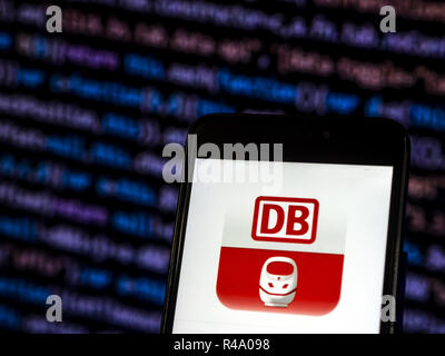 Kiev, Ukraine. 26 Nov, 2018. La Deutsche Bahn, compagnie vu le logo affiché sur le téléphone intelligent. Crédit : Igor Golovniov SOPA/Images/ZUMA/Alamy Fil Live News Banque D'Images