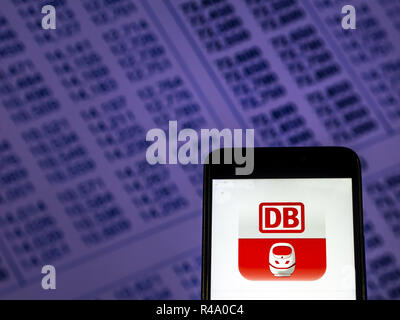 Kiev, Ukraine. 26 Nov, 2018. La Deutsche Bahn, compagnie vu le logo affiché sur le téléphone intelligent. Crédit : Igor Golovniov SOPA/Images/ZUMA/Alamy Fil Live News Banque D'Images