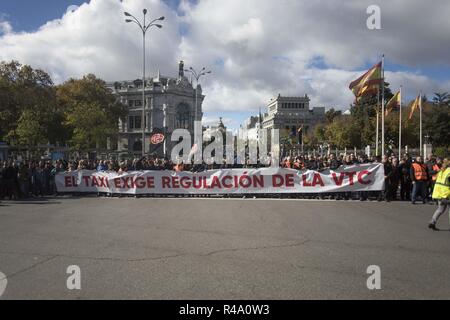 Madrid, Madrid, Espagne. 26 Nov, 2018. Les protestataires sont vues tenant une bannière pendant la manifestation.Un secteur des chauffeurs de taxi étaient réunis à Madrid pour demander à la municipalité et leur pression pour des solutions plus rapides dans les règlements de la DCV Crédit : Bruno Thevenin/SOPA Images/ZUMA/Alamy Fil Live News Banque D'Images