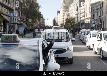Madrid, Madrid, Espagne. 26 Nov, 2018. Pilote est vu face à d'autres chauffeurs de taxi qui n'a pas assisté à la manifestation.Un secteur des chauffeurs de taxi étaient réunis à Madrid pour demander à la municipalité et leur pression pour des solutions plus rapides dans les règlements de la DCV Crédit : Bruno Thevenin/SOPA Images/ZUMA/Alamy Fil Live News Banque D'Images