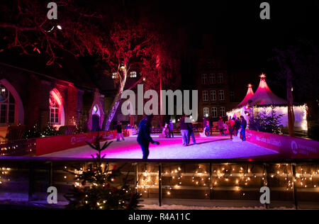 Lübeck, Allemagne. 26 novembre 2018, le Schleswig-Holstein, Lübeck : les enfants et les adultes peuvent monter sur la patinoire de la Christmas wonderland au Musée hanséatique. Les premiers marchés de Noël ouvrir le jour après le dimanche de la mort. D'autres suivront dans les prochains jours et certains seront ouverts entre les jours. Photo : Rainer Jensen/dpa dpa : Crédit photo alliance/Alamy Live News Banque D'Images