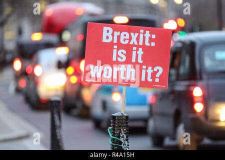 Westminster, Londres, 26 Nov 2018. Anti-Brexit protestataires de SODEM (Stand de Défi Mouvement européen) rallye à l'extérieur du Parlement et des médias et journalistes près de les équipages à College Green, à Westminster. Credit : Imageplotter News et Sports/Alamy Live News Banque D'Images