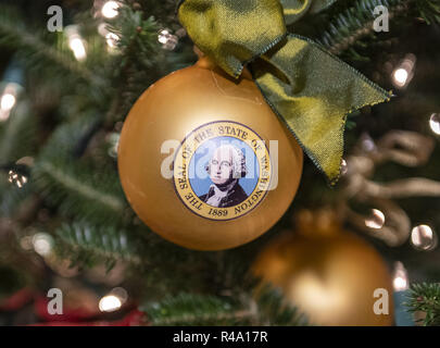 Washington, District de Columbia, Etats-Unis. 26 Nov, 2018. L'ornement dispose du sceau de l'État de Washington, qui contient un portrait de George Washington. La Maison Blanche 2018 décorations de Noël, avec le thème ''trésors'' qui ont été personnellement choisi par la première dame, sont prévues pour la presse. Credit : Ron Sachs/CNP/ZUMA/Alamy Fil Live News Banque D'Images