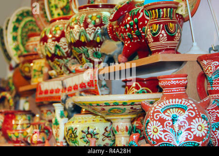 Large choix de produits céramiques sur étagère de magasin. Vente de poterie. Produits en céramique. Produits de la céramique en vente Banque D'Images