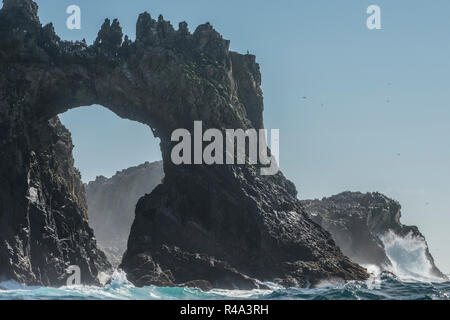 Un rock formé naturellement à l'arc des îles Farallon, en Californie. Banque D'Images