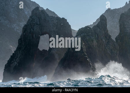 Un rock formé naturellement à l'arc des îles Farallon, en Californie. Banque D'Images