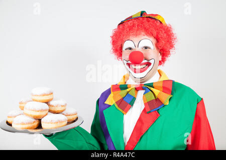 Clown avec des biscuits sur le bac Banque D'Images