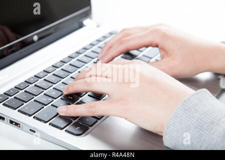 Woman using laptop Banque D'Images