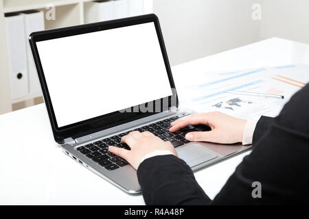 Woman in office with laptop Banque D'Images