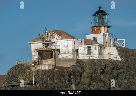 Le Point Bonita phare construit en 1855 est toujours actif aujourd'hui et est une structure iconique sur la côte ouest de la zone de loisirs du golden gate. Banque D'Images