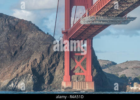 Le célèbre golden gate bridge photographié sous un angle différent, d'en bas dans la baie de San Francisco à partir d'un bateau. Banque D'Images