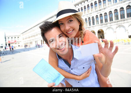 Couple de touristes Cherful montrant carte de visiteur Banque D'Images