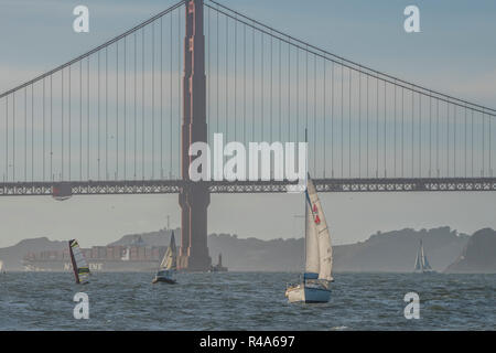 Voiliers et planches à passer à travers la baie de San Francisco. Banque D'Images