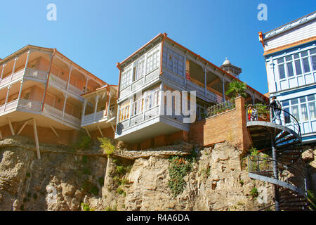 L'architecture de style géorgien traditionnel sur les falaises dans la vieille ville de Tbilissi. Maisons en bois avec des balcons sculptés Banque D'Images