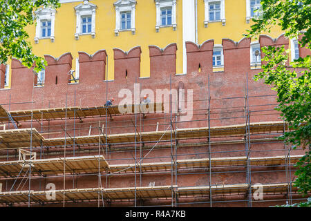 Moscou, Russie, le 24 août 2017 : les travailleurs sur des échafaudages sont engagés dans des travaux de restauration du mur du Kremlin Banque D'Images