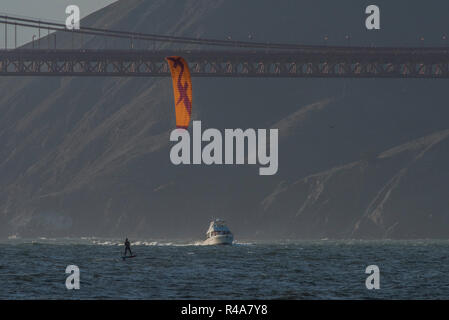 Un kitesurfeur et un bateau à moteur dans la baie de San Francisco. Banque D'Images