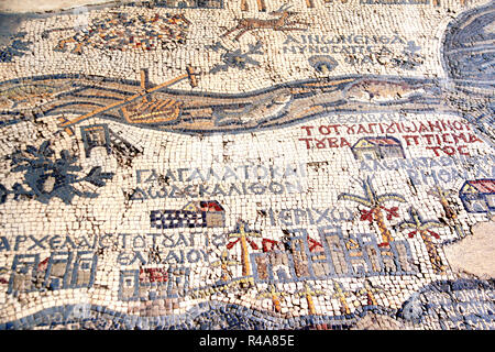 Fragment de marbre antique mosaïque byzantine avec plan de Terre Sainte sur le plancher de l'église St George Madaba, Jordanie, Moyen-Orient Banque D'Images