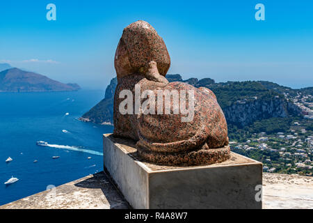 Sphinx de granit sculpture surplombant la baie de Naples à partir de Villa San Michele à Capri sur l'île de Capri, Italie. Banque D'Images