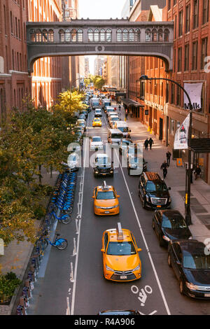 West 15th Street ou skybridge pont en ciel photographié à partir de la ligne haute, Chelsea Market, Chelsea, Manhattan, New York City, États-Unis d'Amérique. Banque D'Images