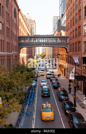 West 15th Street ou skybridge pont en ciel photographié à partir de la ligne haute, Chelsea Market, Chelsea, Manhattan, New York City, États-Unis d'Amérique. Banque D'Images