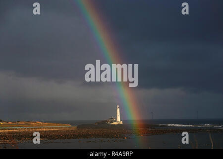 Un arc-en-ciel se forme au-dessus du phare de St Mary's à Whitley Bay, au nord de Tyneside.Un changement majeur dans les conditions météorologiques du Royaume-Uni est prévu dans les jours à venir, car Storm Diana débarque de l'Atlantique. Banque D'Images