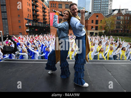 Llo et James Jordanie inscrivez-vous danseurs à Waterloo, Londres, alors qu'ils tentent d'établir le record mondial Guinness pour 'le plus grand disco dance' pour célébrer le lancement de Mamma Mia ! Ici nous allons encore une fois sur DVD. Banque D'Images