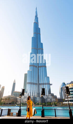 Dubaï, Émirats Arabes Unis - Septembre 28, 2018 : Happy Asian shopper à Dubaï Mall en face de Burj Khalifa et la fontaine Banque D'Images