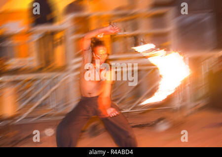 Artiste raul hernandez sommariba, spectacle de jongleurs de feu, Rocca San Casciano, Emilia Romagna, Italie, Europe Banque D'Images