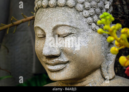 Détail de la tête de statue de Bouddha en pierre au Palais Royal complexe. Palais Royal, centre-ville, Phnom Penh, Cambodge Banque D'Images