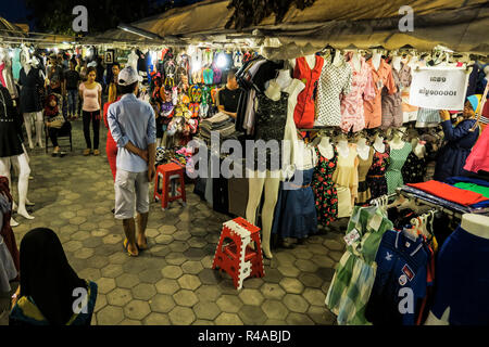 Vêtements cale à l'Phsar Kandal coloré marché de nuit près de la rivière ; Phsar Kandal, centre-ville, Phnom Penh, Cambodge Banque D'Images