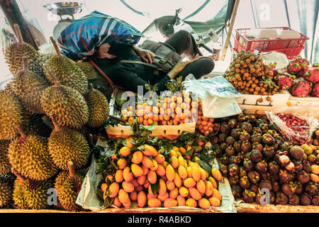 Étal de fruits avec le durian, longan, mangoustans, fruit du dragon et d'autres fruits dans ce grand vieux marché, marché central, centre-ville, Phnom Penh, Cambodge Banque D'Images