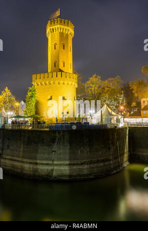 Vue de la tour Malakoff éclairé la nuit sur le Rhin en Allemagne Cologne 2018. Banque D'Images
