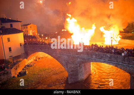 Meules sur fire, festival de feux, Rocca San Casciano, Emilia Romagna, Italie, Europe Banque D'Images