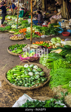 Légumes à l'ancien marché de PSAR Chas occupé dans le centre de Siem Reap, l'importante ville touristique du nord-ouest ; Siem Reap, Cambodge Banque D'Images