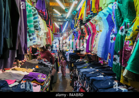 Vêtements enfant & cale à l'ancien marché de PSAR Chas dans le centre de Siem Reap, l'importante ville touristique du nord-ouest ; Siem Reap, Cambodge Banque D'Images