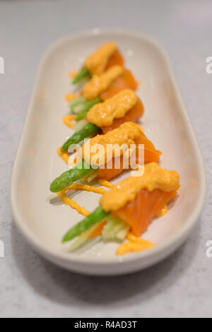 Rouleau de saumon aux asperges et concombres frais garnie avec sh Banque D'Images