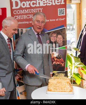 Le Prince de Galles coupe un gâteau d'anniversaire pour lui au cours de l'ouverture de l'église communautaire de Dorchester Dorchester, en 2004/2005. Banque D'Images