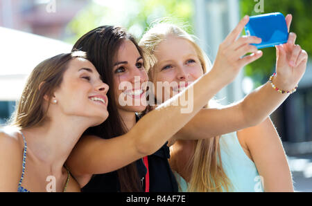 Groupe d'amis en tenant dans la rue. selfies Banque D'Images