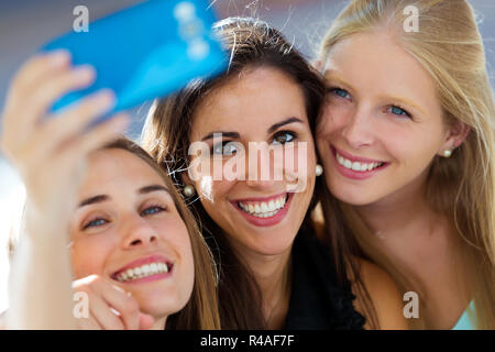 Groupe d'amis en tenant dans la rue. selfies Banque D'Images