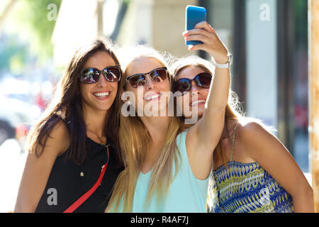 Groupe d'amis en tenant dans la rue. selfies Banque D'Images