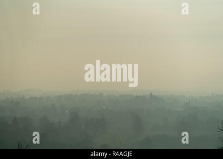 Haze révélant les contours du paysage du Wiltshire (2 de 2) Banque D'Images