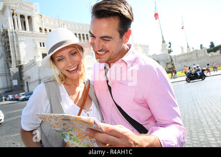 Couple reading map par le monument de Victor Emmanuel II Banque D'Images