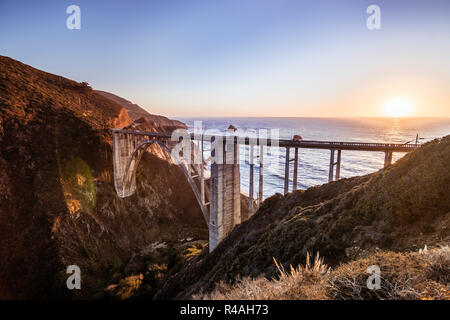 Vue du coucher de Bixby Creek Bridge sur l'autoroute 1, Big Sur, Californie Banque D'Images