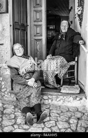 Les femmes dans la rue, 20/410, Calabre, Italie, Europe. Banque D'Images