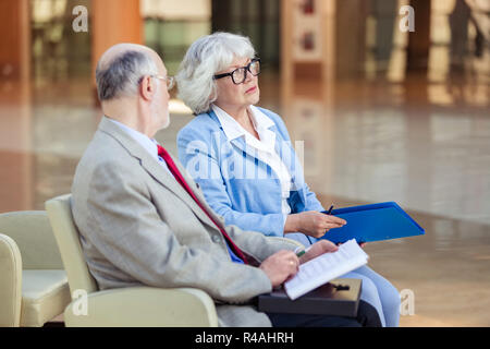 Rencontre couple agent immobilier. Rencontre couple conseiller financier pour l'investissement. Senior homme et femme à l'écoute de différentes enq Banque D'Images